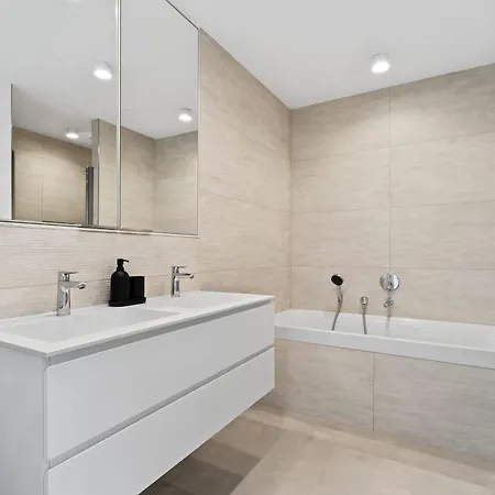 Luxury Haute Haven Queen Bed & Views *