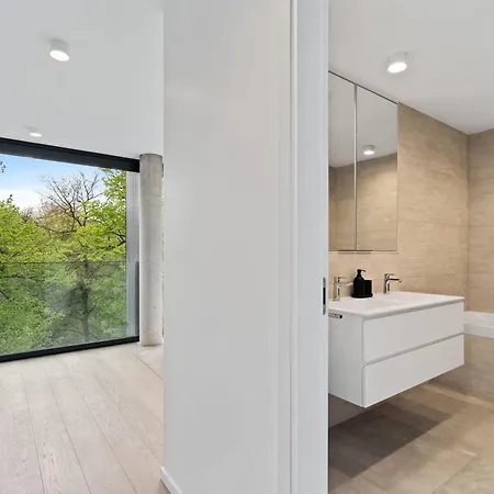 Luxury Haute Haven Queen Bed & Views * Luxembourg
