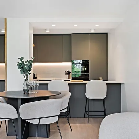 Luxury Haute Haven Queen Bed & Views